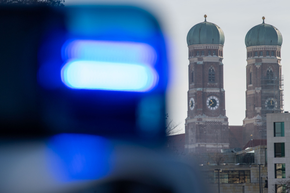 Die Münchner Polizei ermittelt nun wegen zahlreicher Delikte gegen den 36-Jährigen. (Symbolbild)
