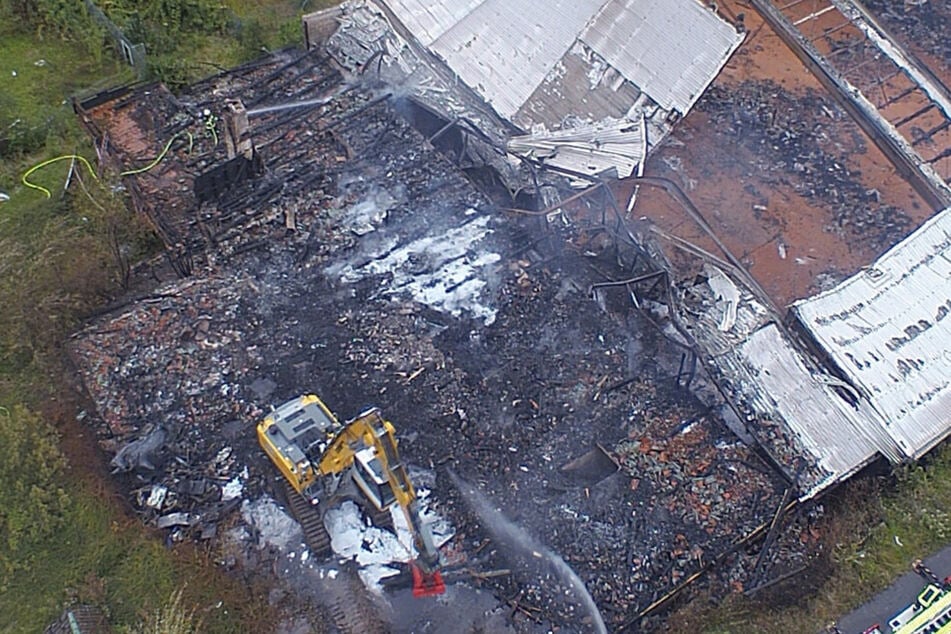 Bis in den Nachmittag waren die Feuerwehren mit den Löscharbeiten beschäftigt.