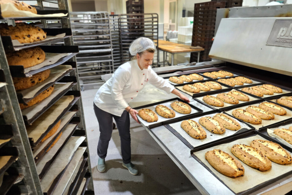 Bäckermeisterin Bianca Augustin nimmt die ersten Stollen aus dem Ofen.