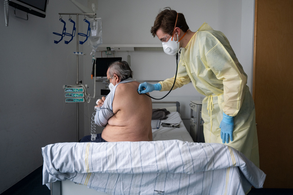 In Thüringen werden wieder mehr Corona-Patienten registriert. Neben den Intensivstationen verlagert sich das Infektionsgeschehen auf die Normalstationen.