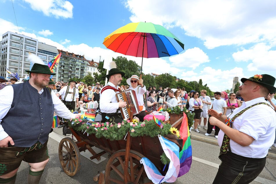 Die "Schwuhplattler" ziehen beim Christopher Street Day 2025 musizierend ziehen durch die Münchner Innenstadt.
