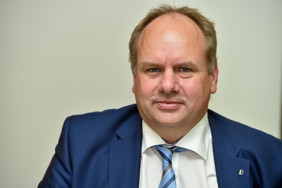 Verspürt ein gewisses "Unbehagen" beim Gedanken an die Mega-Fusion: OB Dirk Hilbert (49, FDP).
