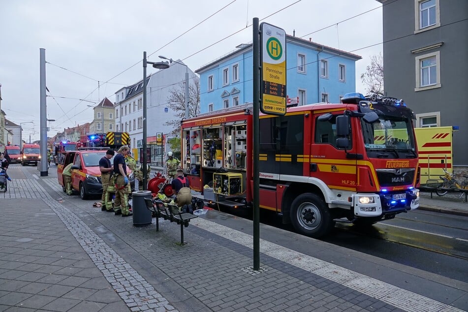 Dresden: Kellerbrand in Cotta: Feuerwehr rückt aus