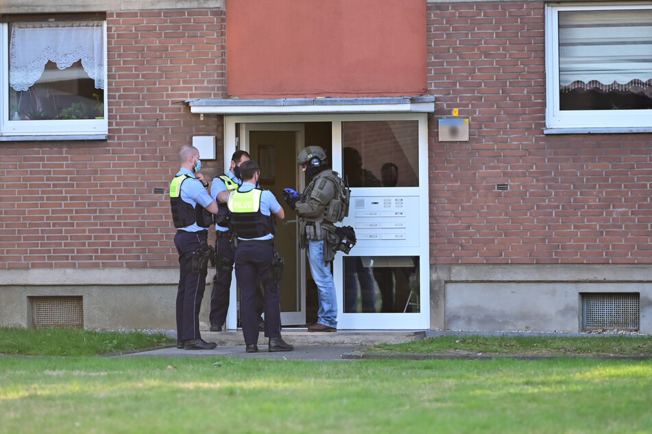 Die vier Kinder waren allein in der Wohnung. Sie wurden von Polizei und SEK in die Obhut des Jugendamtes gebracht.