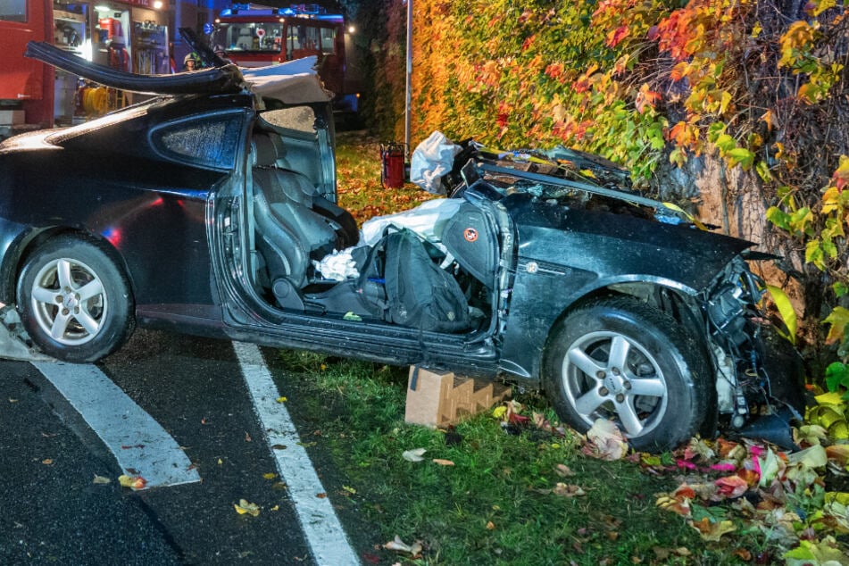 Tödlicher Unfall in Sachsen: Hyundai-Fahrer stößt frontal gegen Hauswand