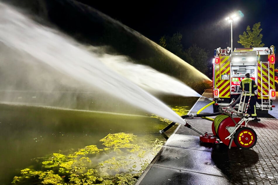 Feuerwehrleute und Mitarbeiter der städtischen Wasserbetriebe waren am Schwanenteich in Gießen in Einsatz.