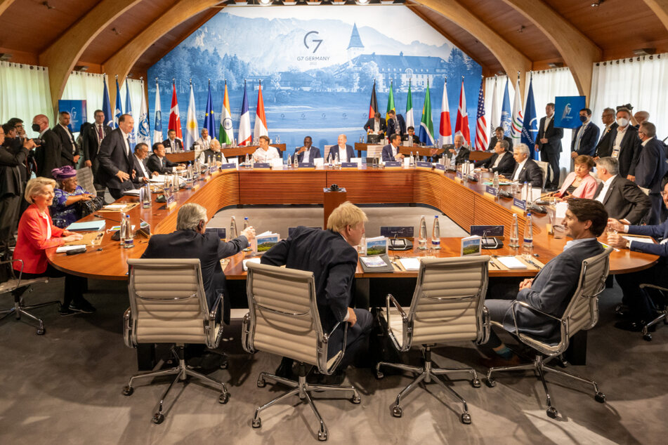 Die Teilnehmer des G7-Gipfels und die Gäste aus den Outreach-Staaten kamen zusammen, um über Klimaschutz zu beraten.