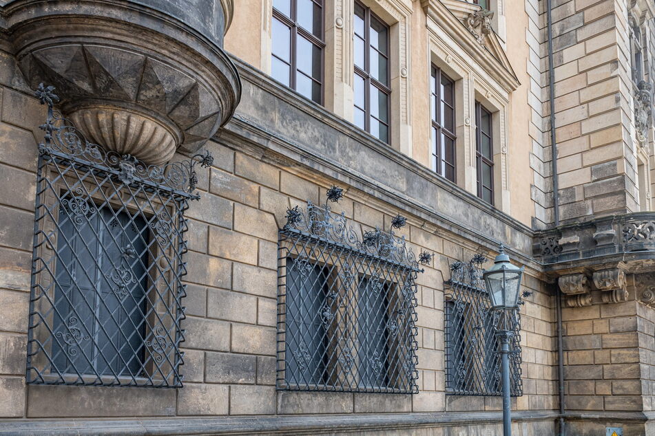 So sehen nun die dauerhaft verrammelten Fenster an der Chiaverigasse aus.