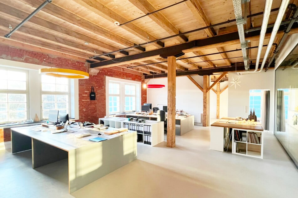 kazwei architektur ist in die historische Holzhalle der ehemaligen Maschinenfabrik Kappel umgezogen und öffnet jetzt für Interessierte.