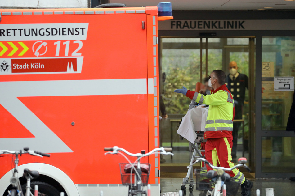 Ein Rettungssanitäter vor einer Kölner Klinik.