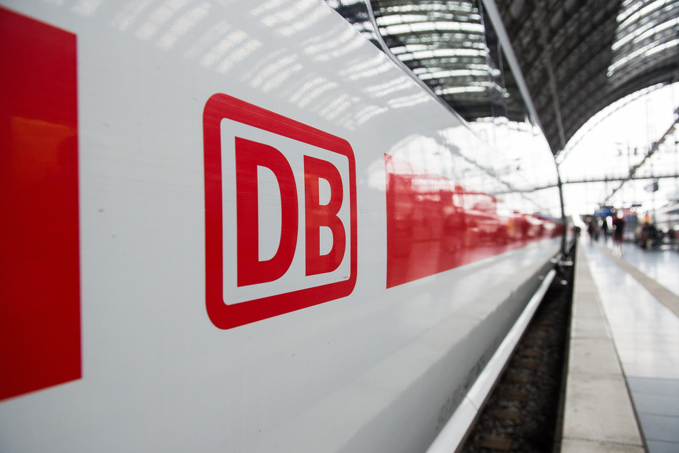 Das Logo der Deutschen Bahn ist auf einem ICE im Hauptbahnhof von Frankfurt am Main zu sehen. (Archivbild)