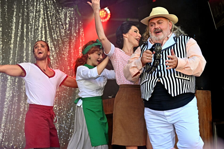 Das Boulevardtheater bespielte drei Tage lang - hier ein Auszug aus "Azzurro" - eine eigene Bühne auf dem Neumarkt.