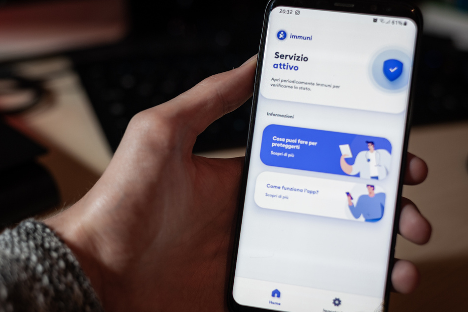 Auf einem Smartphone ist die italienische Corona-Warn-App "Immuni" installiert.