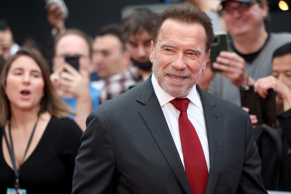Es war die dritte Herz-OP für Arnold Schwarzenegger (76) und sollte nur ein kleiner Eingriff werden - bis die Ärzte einen Fehler machten, der zu inneren Blutungen führte.