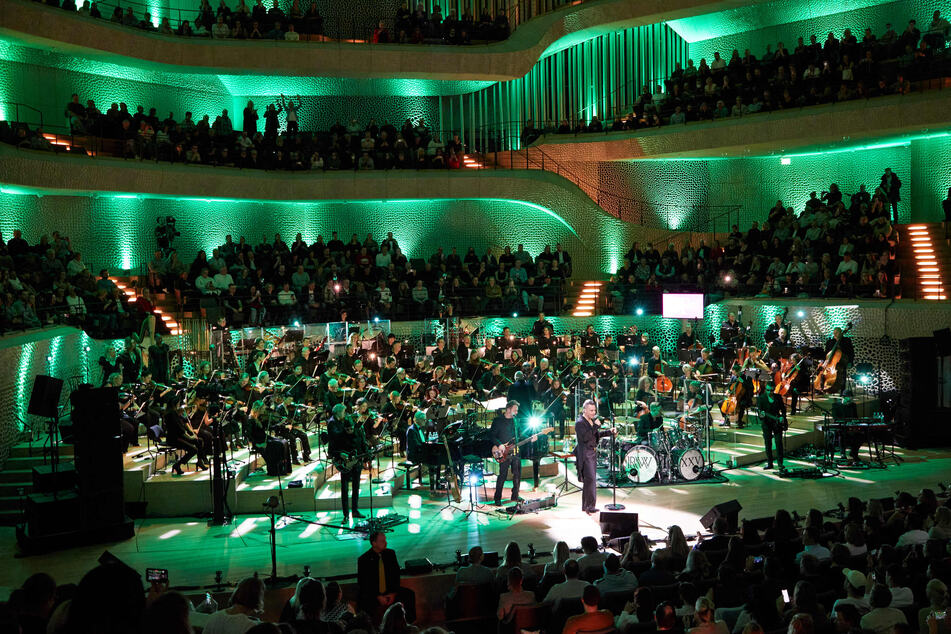 Hatte bei seinem letzten Hamburg-Konzert Unterstützung eines Orchesters: Superstar Robbie Williams, bei seinem Auftritt in der Elbphilharmonie am 15. November 2022.