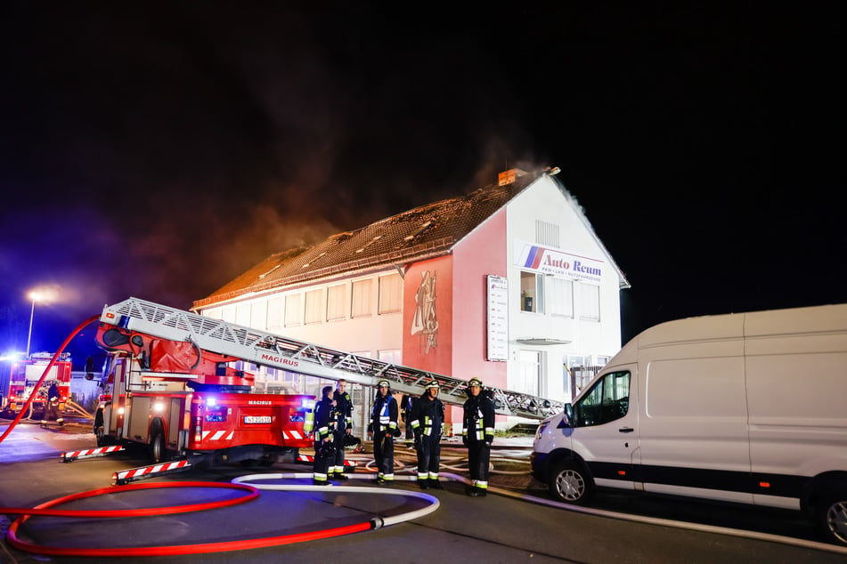 Der Dachstuhl des Hauses und zwei Wohnungen im Obergeschoss wurden durch die Flammen zerstört.