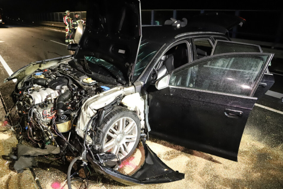 Die Einsatzkräfte fanden am Unfallort nur noch das zerstörte Auto - vom Fahrer keine Spur.