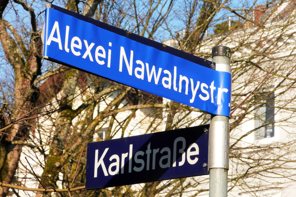 Unbekannte überklebten das Straßenschild mit der Aufschrift "Alexei Nawalnystr.".