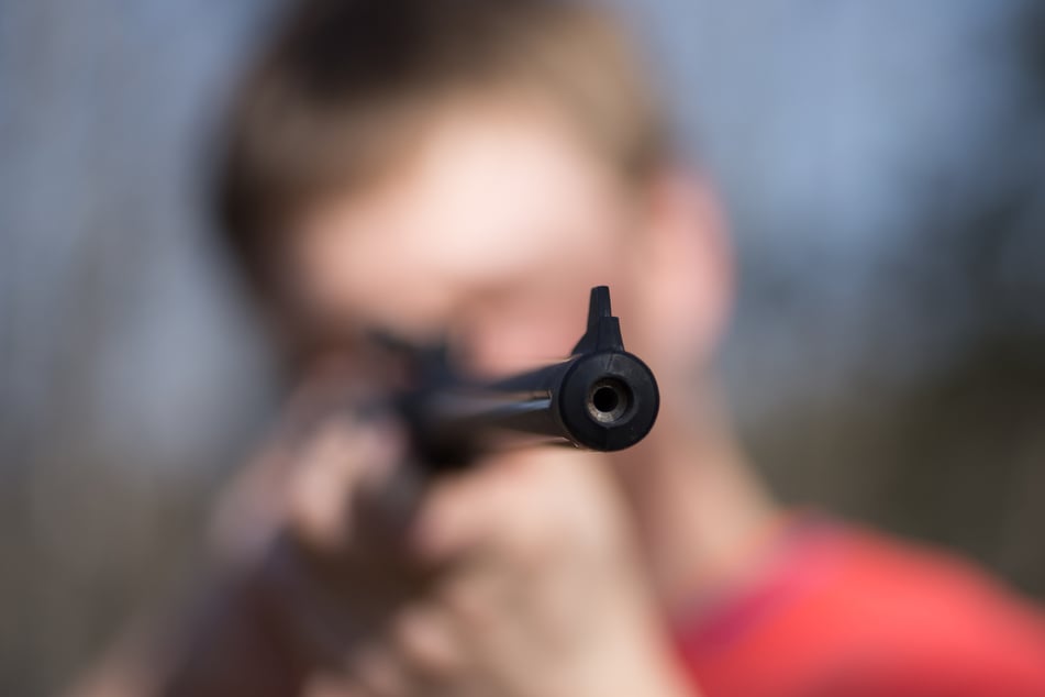 Pärchen mit Gewehr unterwegs: Zwei Polizisten bei Einsatz verletzt