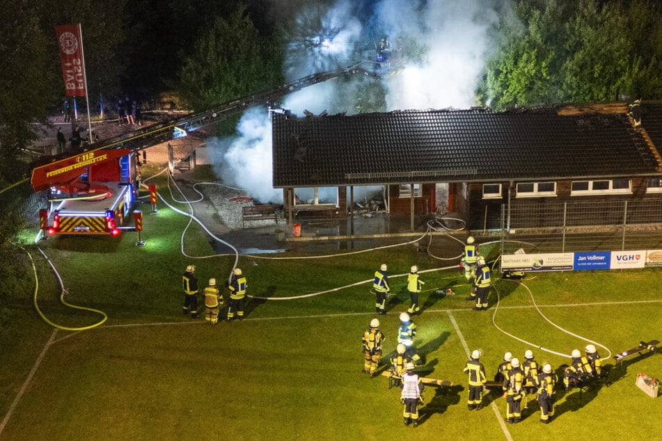 Das Vereinsheim des TSV Buchholz 08 ist in der Nacht zu Dienstag abgebrannt.