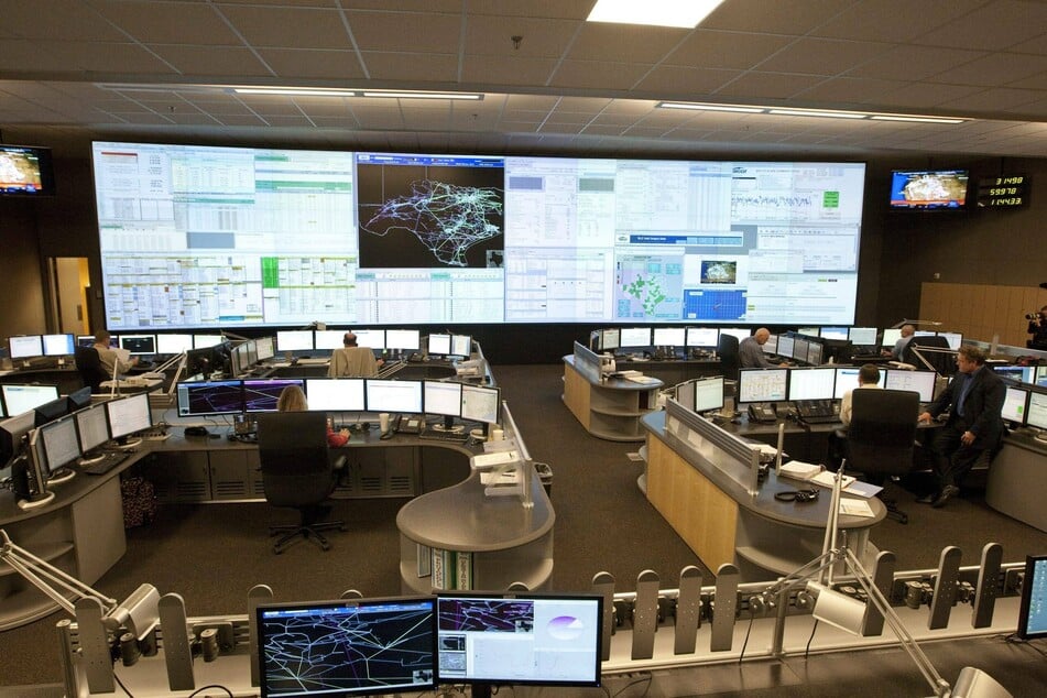 Officials monitor the Texas electric power grid at an ERCOT facility in Bastrop (archive image).