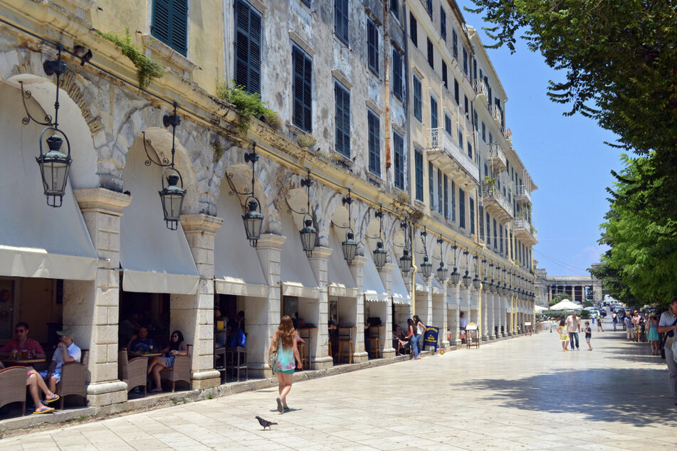 Der Liston: Die beliebteste kleine Fußgängerzone Korfu-Stadts, lädt zum Bummeln und Schlemmen ein.