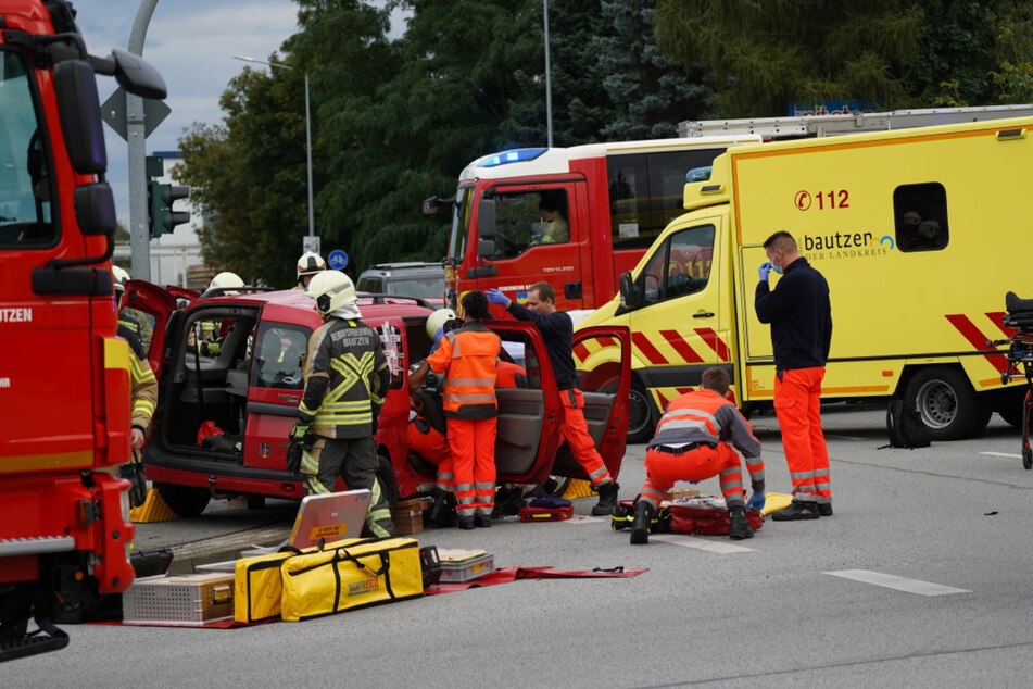 Kameraden der Feuerwehr rückten mit schwerem Gerät an, um den Dacia-Fahrer aus seinem Fahrzeug zu befreien.
