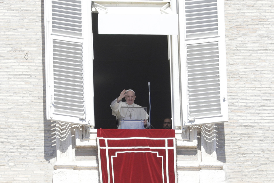 Papst Franziskus hält das Angelus-Mittagsgebet am Fenster seiner Residenz am Petersplatz ab.