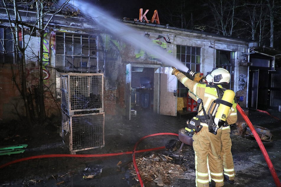 Eine mit Holz gefüllte Gitterbox entzündete sich aus bislang unbekannter Ursache. Die Feuerwehr konnte ein Übergreifen der Flammen auf das Dach verhindern.