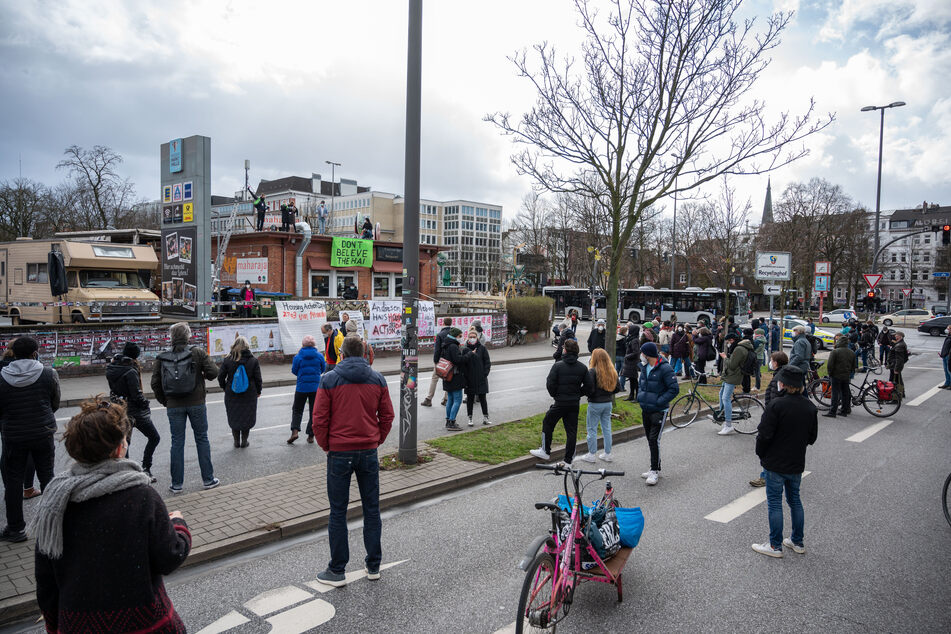 Demonstranten protestierten im Schanzenviertel gegen die bevorstehende Räumung des Restaurants Maharaja.