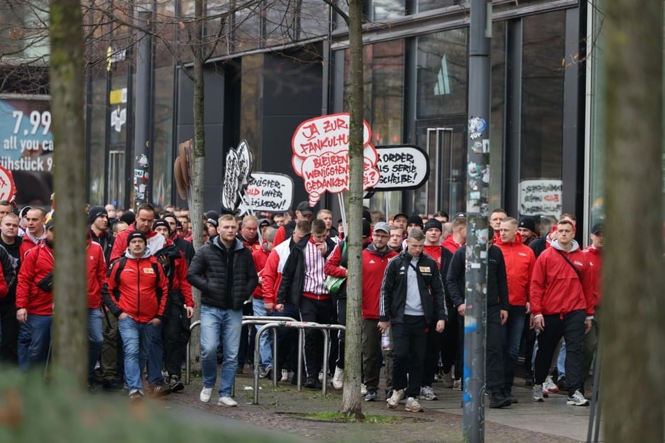 Viele der Teilnehmenden waren mit ihren Klub-Farben bekleidet, wie hier die Fans von Union Berlin.