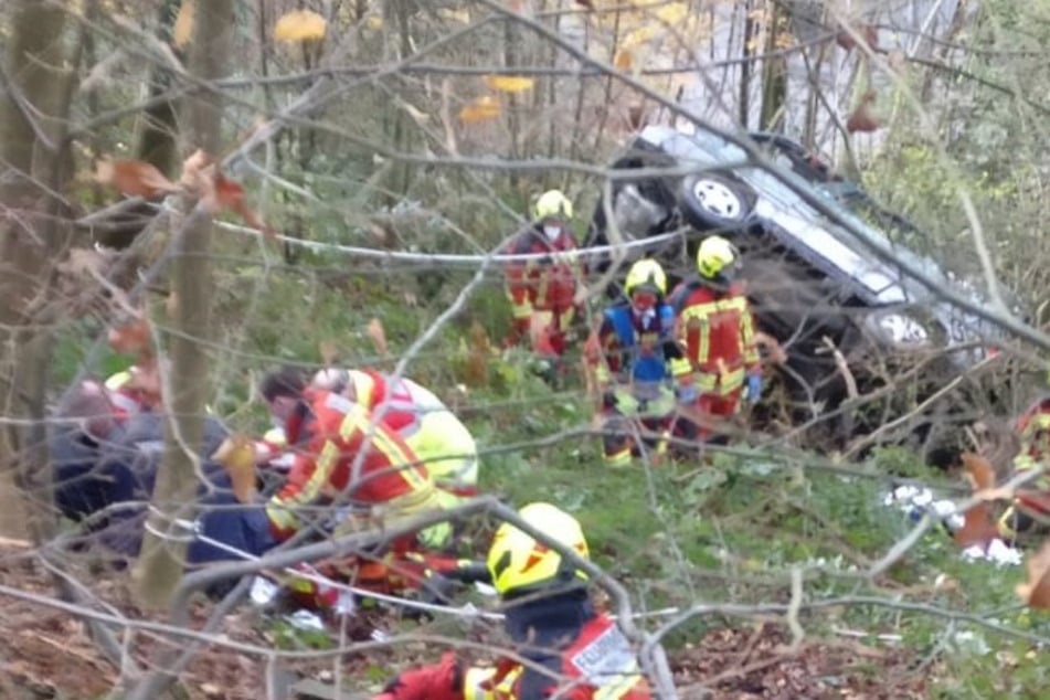 Bei dem schweren Unfall sind die beiden Insassen lebensgefährlich verletzt worden.