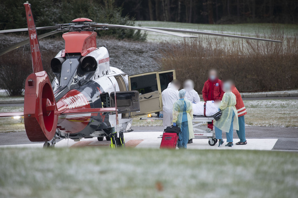 Dramatische Bilder vor der Klinik in Zschopau: Weil das Krankenhaus überlastet ist, werden nun Intensivpatienten in andere Bundesländer verlagert.