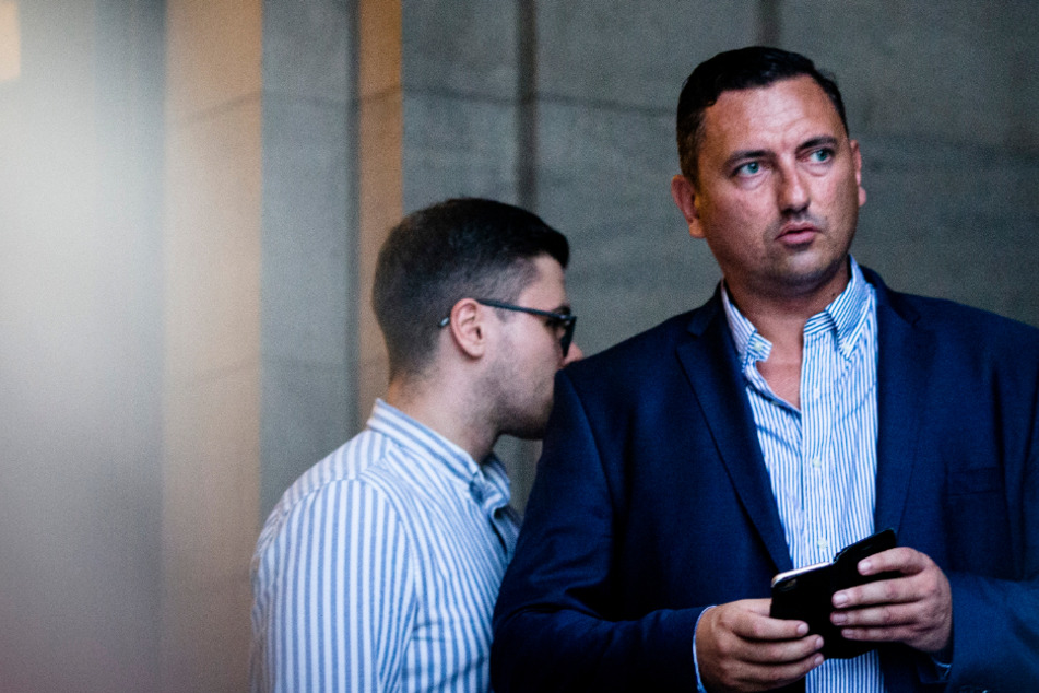 Dubravko Mandic (AfD) schaut zu einer antifaschistischen Kundgebung nach der sächischen Landtagswahl vor dem neuen Rathaus.