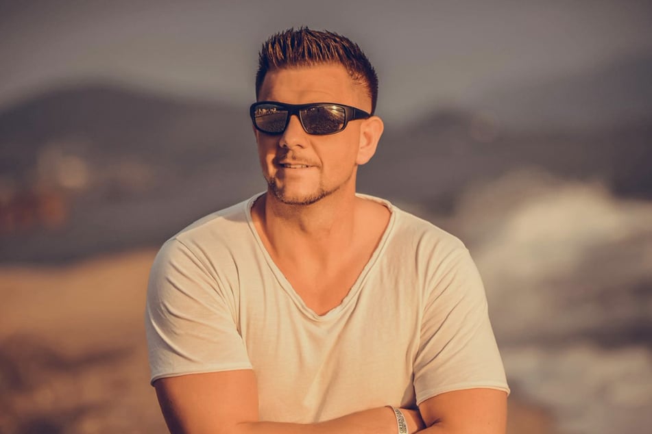 Der 43-jährige Jens Hardt ist durch seinen Song "Pinsel am Ohr" auf YouTube bekannt geworden.