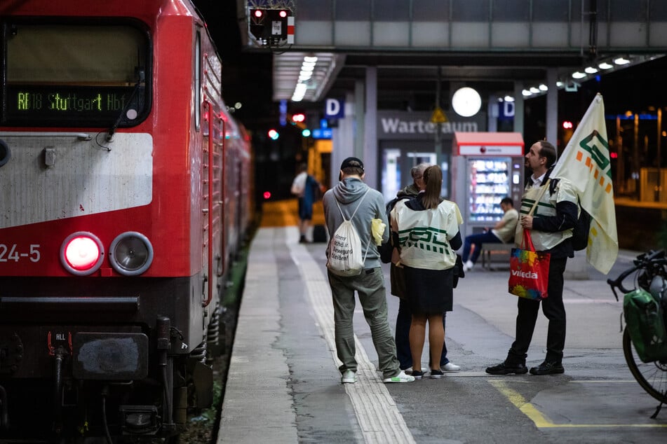 Angestellte streiken an einem Bahngleis am frühen Donnerstagmorgen am Stuttgarter Hauptbahnhof.