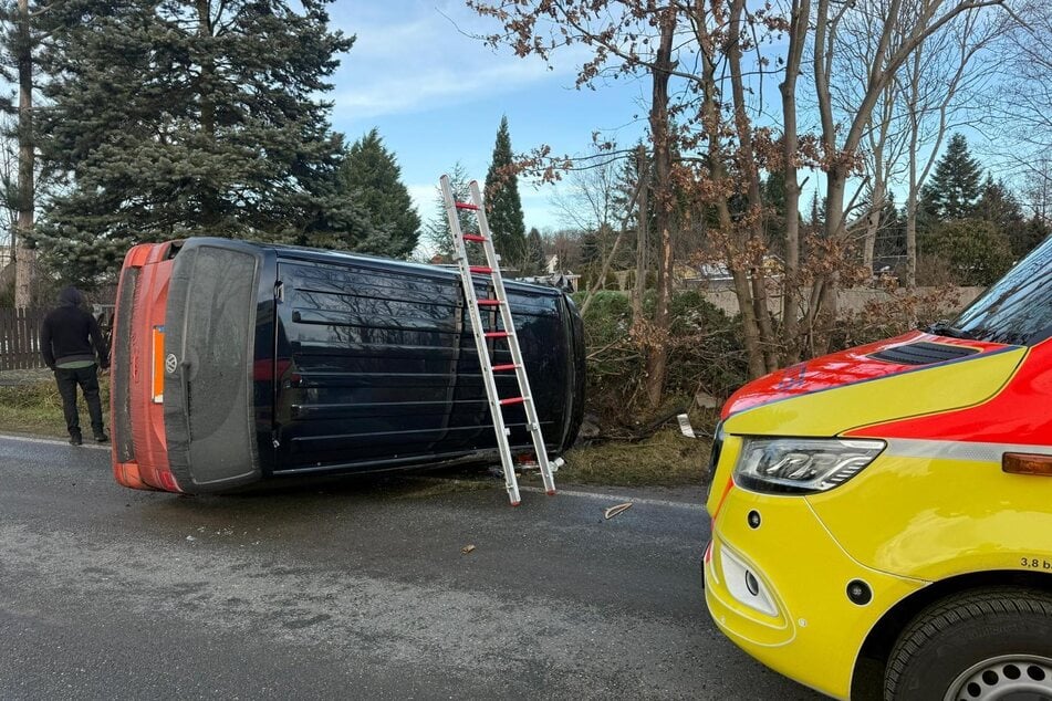 Dieser VW-Kleinbus hatte sich bei Frohburg überschlagen.