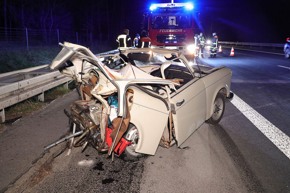 Der Trabant wurde durch den Unfall komplett zerstört.
