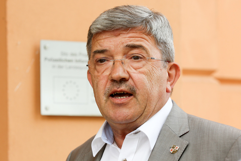 Lorenz Caffier, Innenminister von Mecklenburg-Vorpommern, gibt ein Pressestatement ab.