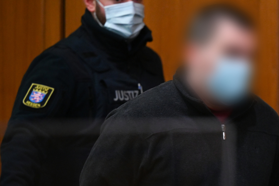 Der Angeklagte wird in den Gerichtssaal geführt (Archivfoto).
