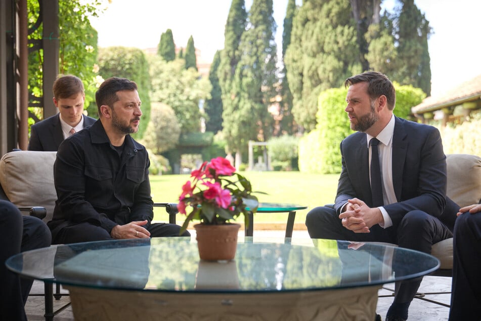 This handout photograph taken and released by the Ukrainian Presidential press-service on Sunday shows President Volodymyr Zelensky (l.) and Vice President of the US JD Vance (r.) talking during their meeting in Rome.