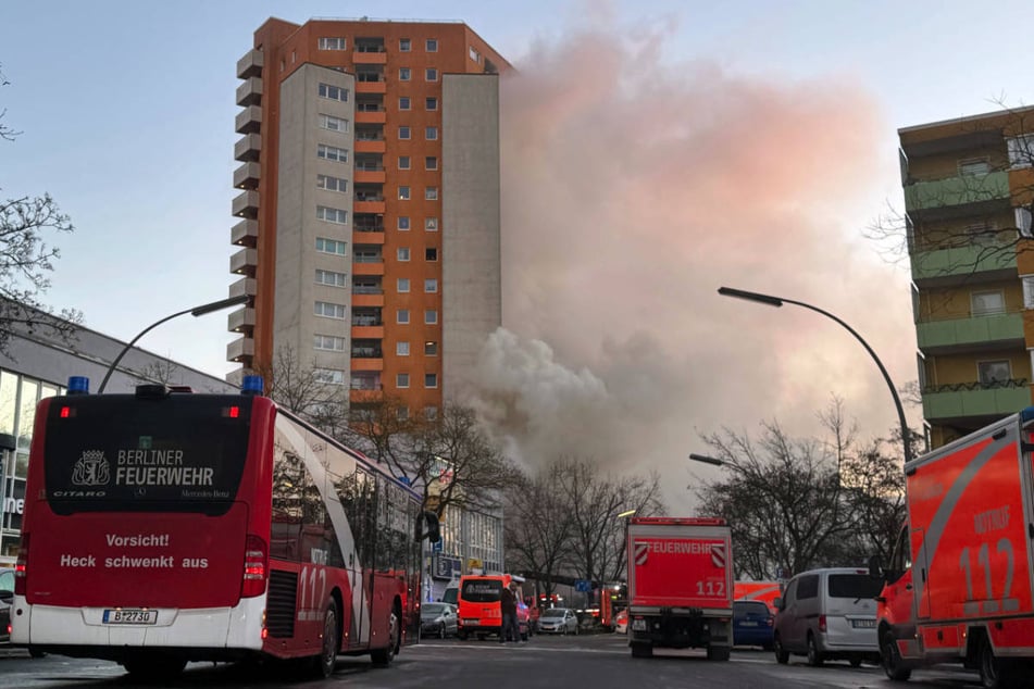 Die Feuerwehr ist in Spandau mit einem Großaufgebot vor Ort.
