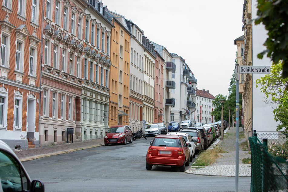 In einem Wohnhaus in der Plauener Leisnerstraße befreite die Polizei die allein eingesperrte Katze Ella.