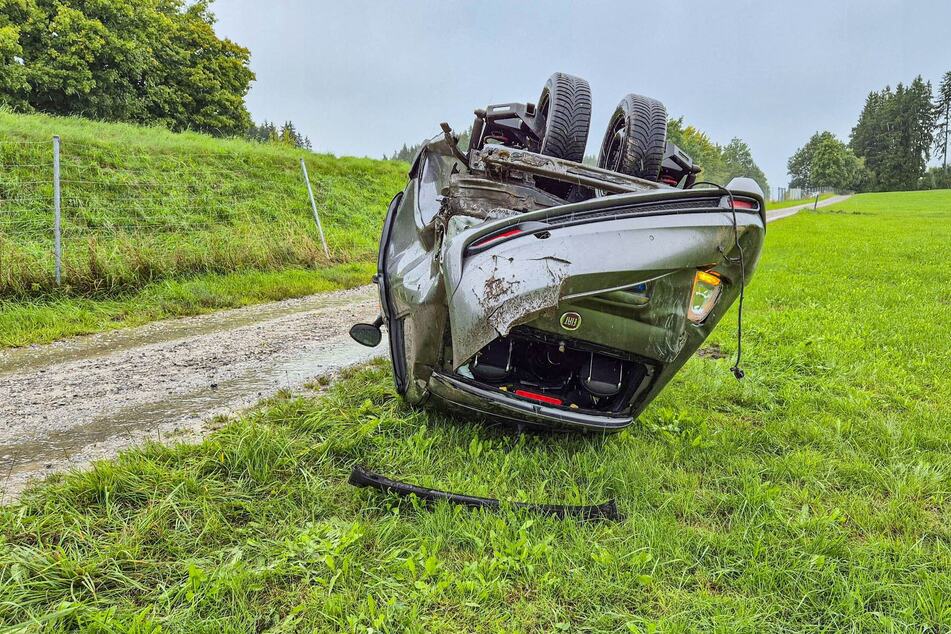 Das Auto blieb schwer beschädigt im Acker liegen.