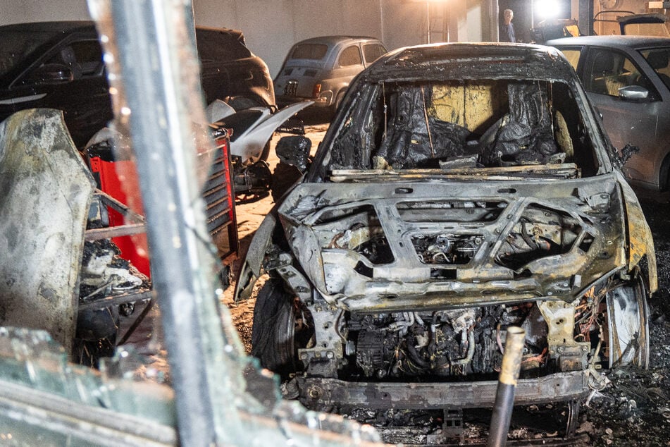 Feuer wütet in Autohaus und richtet großen Schaden an: Kripo ermittelt