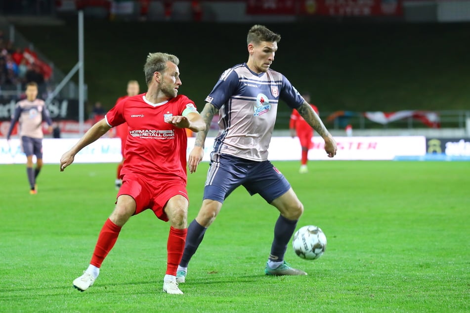 Mike Könnecke (36, l.) im Spiel gegen Halle. Am Sonntag folgt für ihn und den FSV der nächste Höhepunkt gegen Jena.