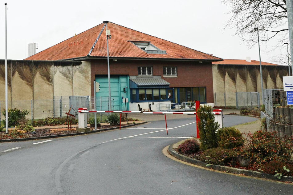 In der JVA Waldeck in Mecklenburg-Vorpommern soll ein Mitarbeiter seine Position für illegale Geschäfte missbraucht haben.