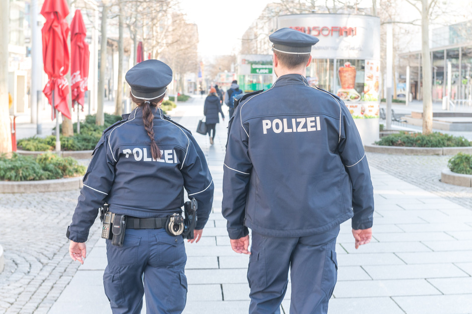 Foto Polizisten von hinten:
Die Menschen halten sich größtenteils an die Allgemeinverfügung.