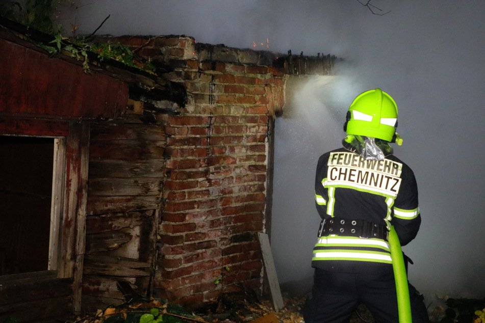 Chemnitz: Gezündelt! Baracken-Brand in Chemnitz