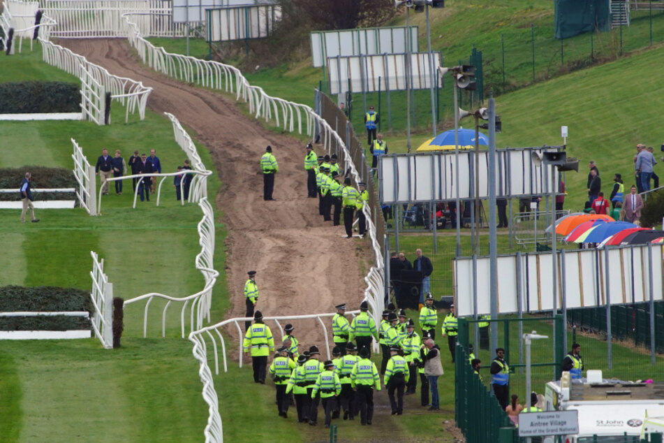 Die Polizisten sicherten das Renngelände in Liverpool.
